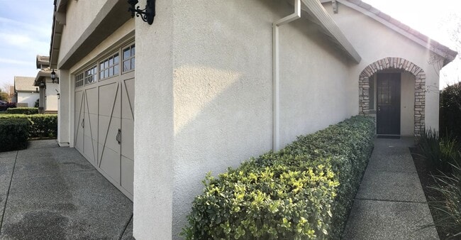 Building Photo - 55+ Community Home in Great Condition!