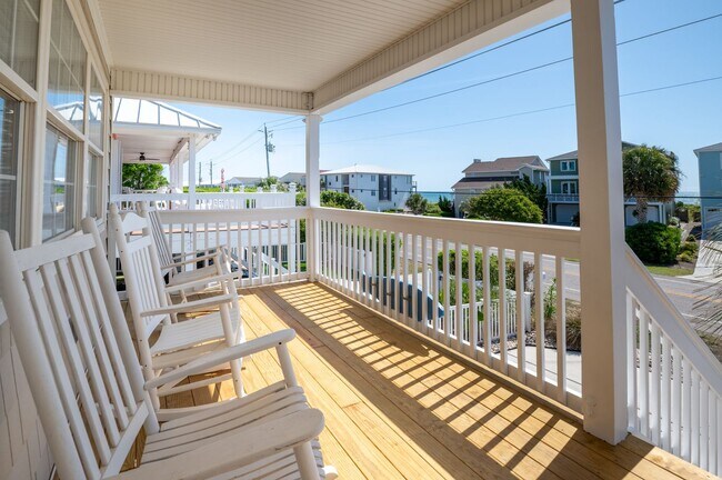 Building Photo - PERFECT OFF-SEASON BEACH GETAWAY