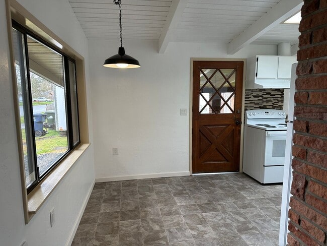 Building Photo - Beautifully updated 2 bedroom 1 bath home ...