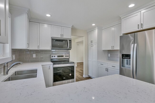Building Photo - Freshly Remodeled Burien Rambler