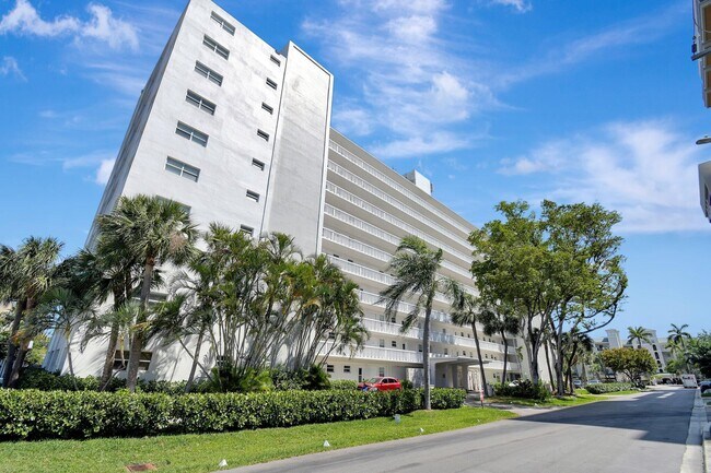 Building Photo - 2555 NE 11th St