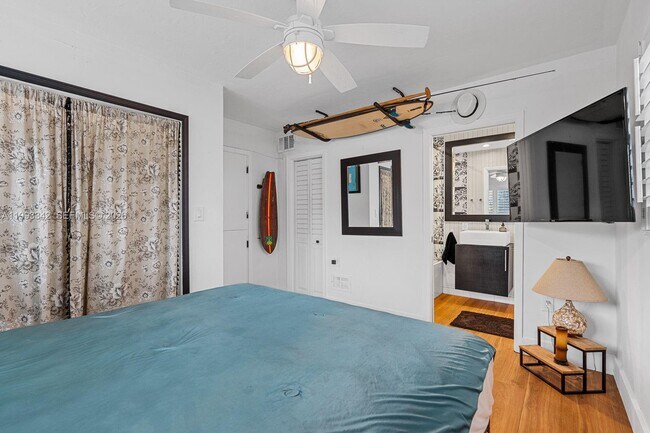 Building Photo - 9517 Bay Dr