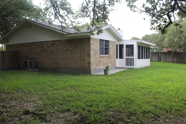 Building Photo - 1414 N Live Oak St