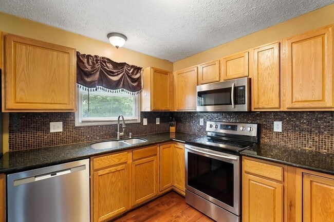 Building Photo - 5710 English Rose Dr