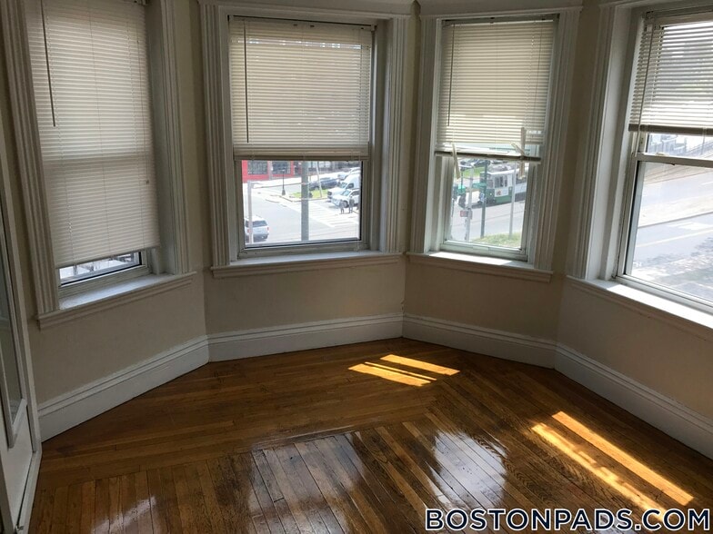 Building Photo - 126 Warren St