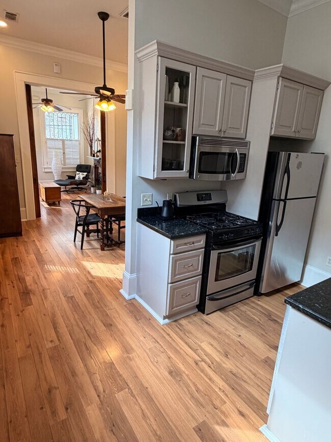 Building Photo - Gorgeous 1BD/1.5BA Uptown