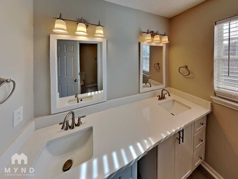 Building Photo - 11200 Leadenhall Ln