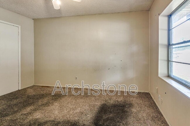 Building Photo - 724 General Senter Dr