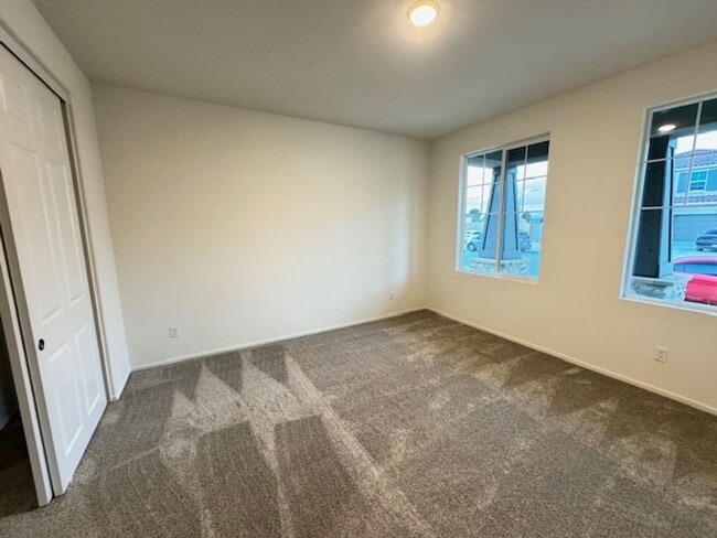 Building Photo - Newly built 5 + 3 With Solar! $4000/Month