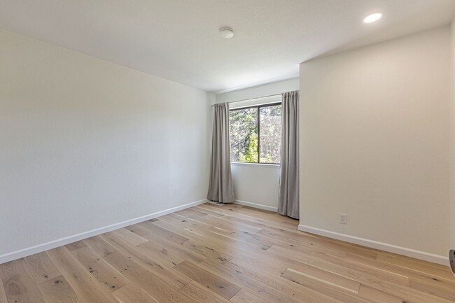 Building Photo - Beautiful Remodeled 3 Bedroom Townhome
