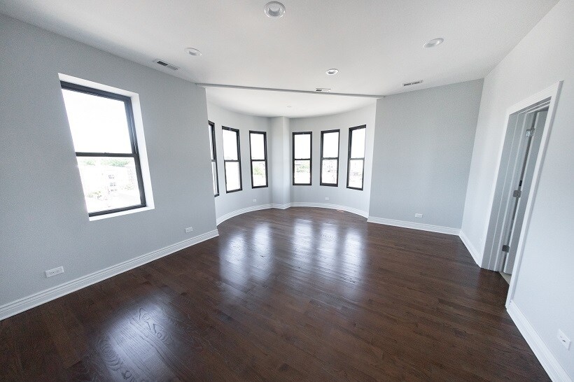 Building Photo - 2515 W Lawrence Ave