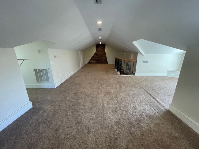 Building Photo - Updated 3/2 House in Old East Rome $1,895