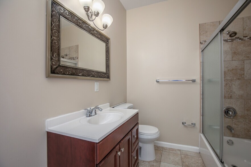 Building Photo - 6025 Kingsbury Ave