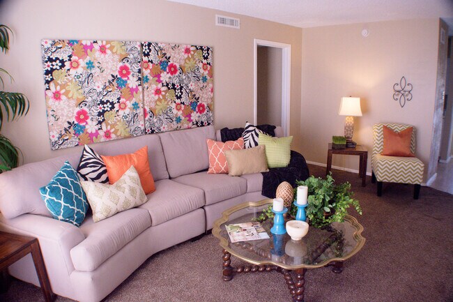 Building Photo - Spacious Southside Aparments!