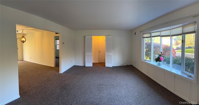 Building Photo - 13 Essex Ln