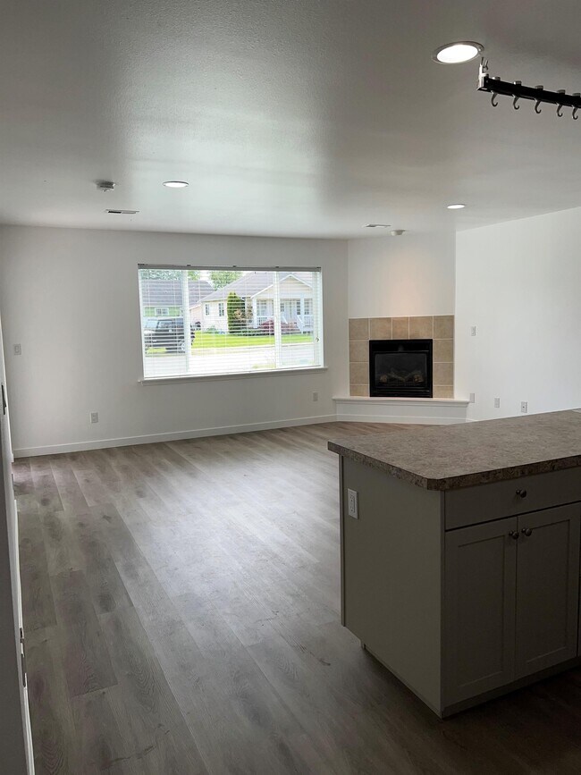 Building Photo - 210 Noble St