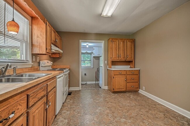 Building Photo - 3 Bedroom / 1 Bath Home