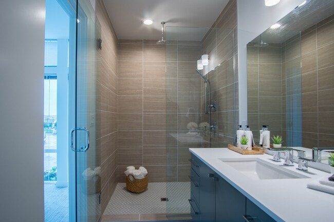 Building Photo - Modern 3BR/3.5BA Townhouse with Rooftop Views in Yesler Terrace