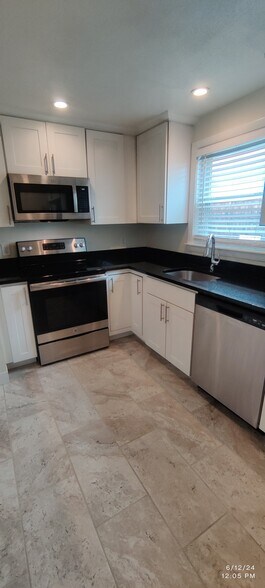 Building Photo - 5 Edwards St