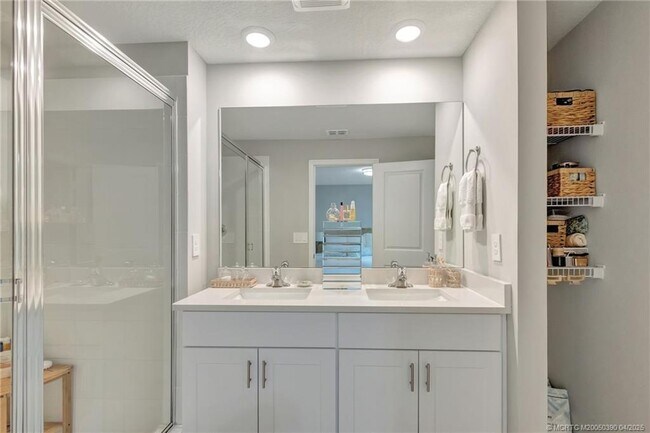 Building Photo - 396 SE Sea Hunt Way