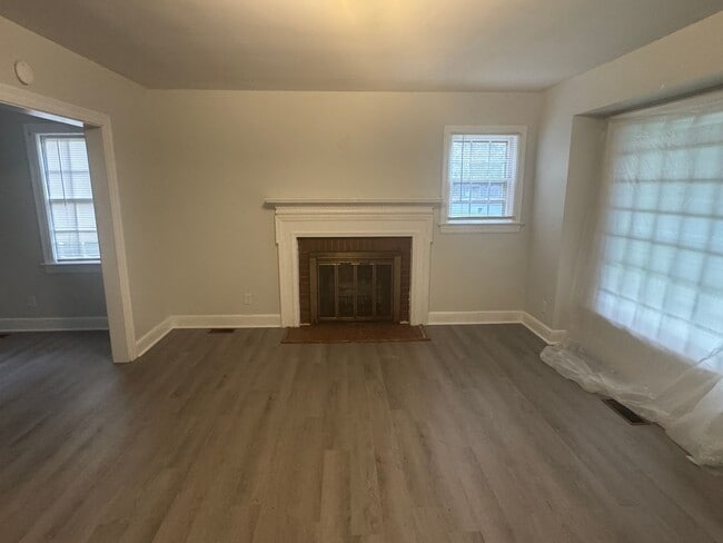 Building Photo - 3 Bedroom House - Excellent value for Bric...
