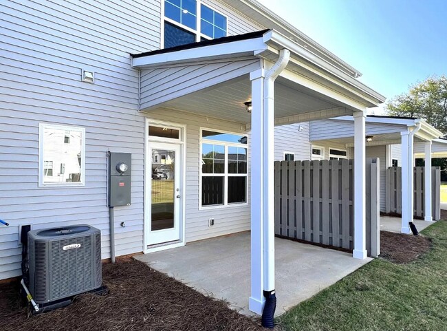 Building Photo - 207 Taylor Woods Ct
