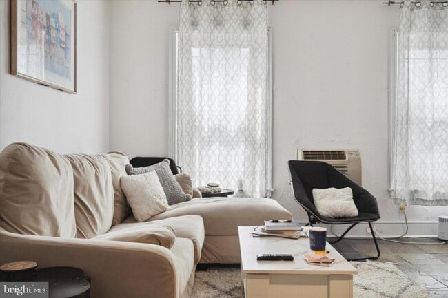 Building Photo - 3215 Hamilton St