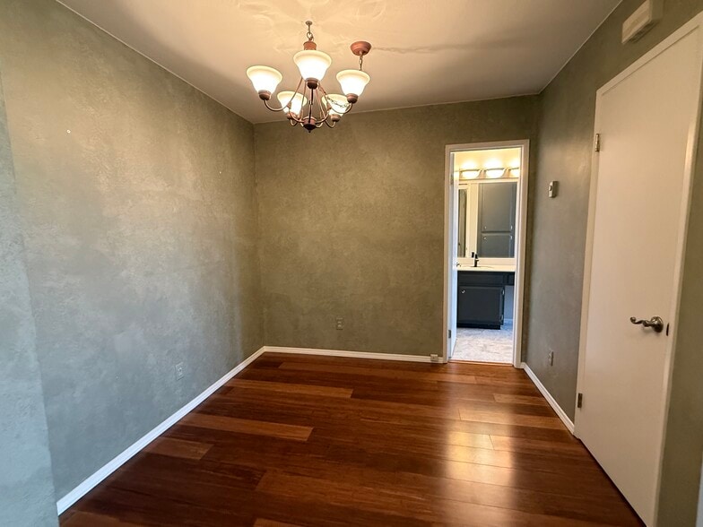 Building Photo - 6930 Hyde Park Dr