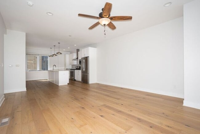 Building Photo - 2 Bedroom Townhome in Chatham Arch