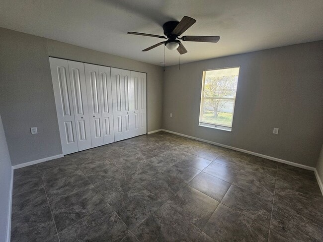 Building Photo - Pet Friendly Updated GREAT home in the area of Trafalgar and Skyline close to boat ramp and park!