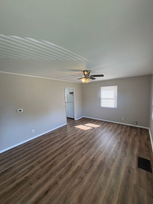 Building Photo - 925 W Willow Ln