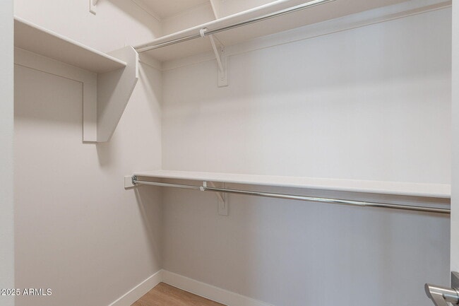 Building Photo - 6041 E Valley Way