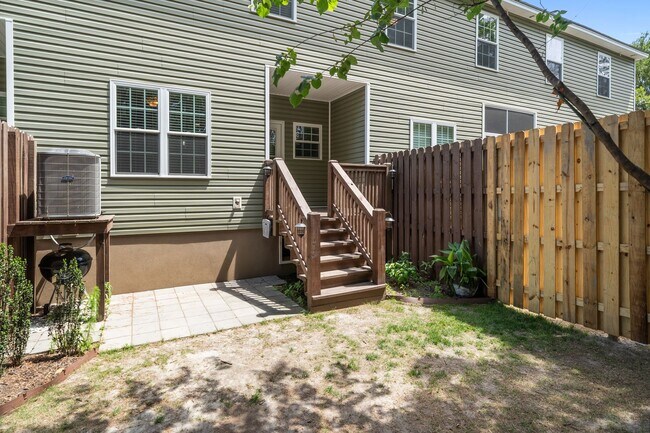 Building Photo - 3 Bedroom Townhome Across from Richmond Hill Golf Club