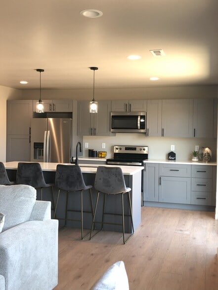 Building Photo - 528 Oxford Ave