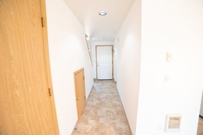 Building Photo - Townhome with Fresh Updates!!