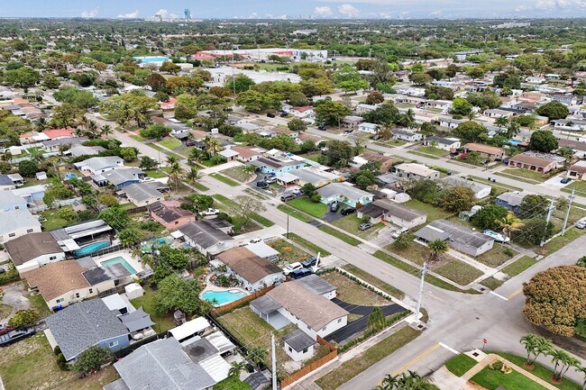 Building Photo - 4BR Corner Home (4th from FL Room) | No HOA | Large Fenced Yard | Move-In Ready