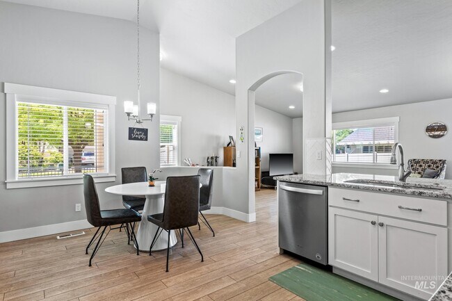 Building Photo - 319 N Baxter Way