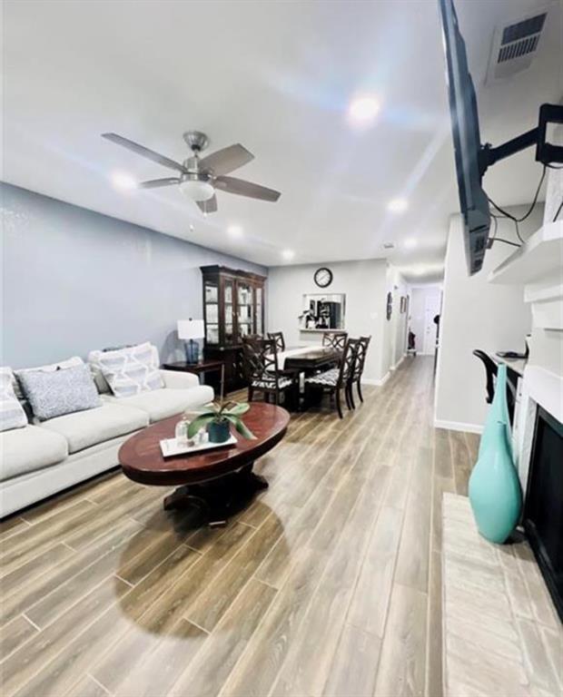 Building Photo - 2112 Greenbriar Colony Dr