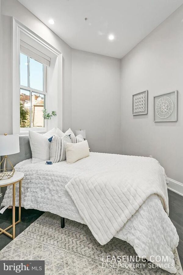 Building Photo - 1330 Vermont Ave NW