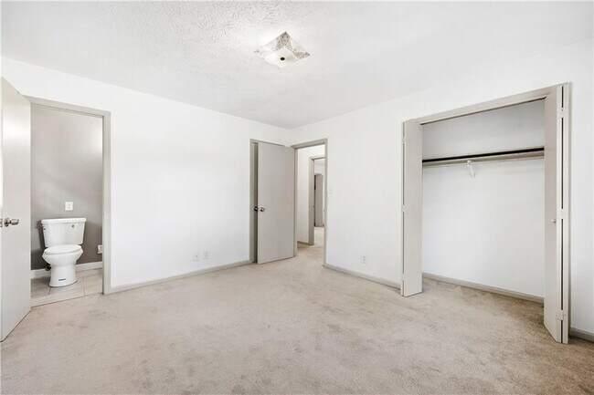 Building Photo - 4531 S Roberts Dr