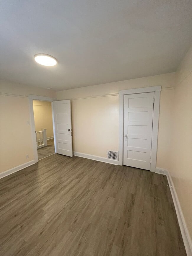 Building Photo - 825 N 6th St