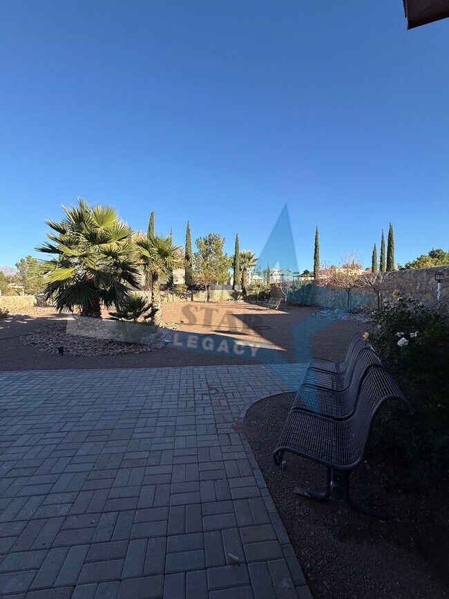 Building Photo - 4 bedroom, 4 bath house - Must see landscaping!