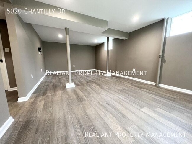 Building Photo - 5020 Chantilly Dr