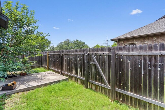 Building Photo - 2304 S Lakeline Blvd
