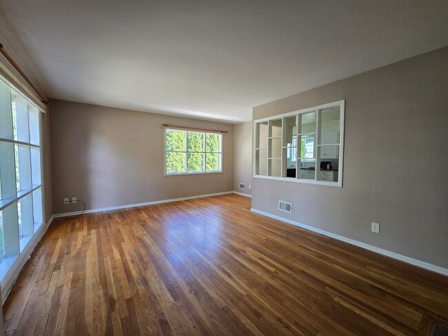 Building Photo - Lovely 2 Bedroom (with 1 bonus room), 2 ba...
