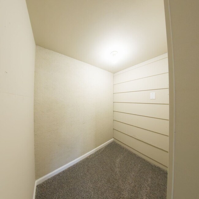 Building Photo - 1250 E 27th St