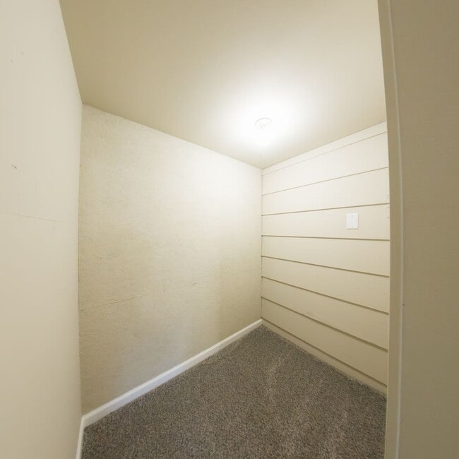 Building Photo - Updated 2 Bedroom Home with 2 Stall Garage