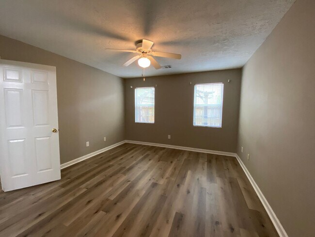 Building Photo - 2 Bedroom, 2 Bath End Unit Townhome in Bro...