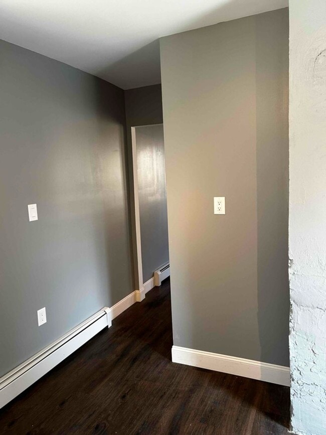 Building Photo - Newly Renovated 2-Bedroom Home in South Sc...