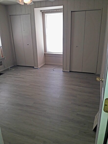 Building Photo - 402 Henry St